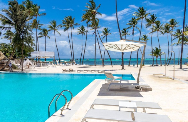Family Getaway Condo Directly On The Beach - Pool & Gym Access