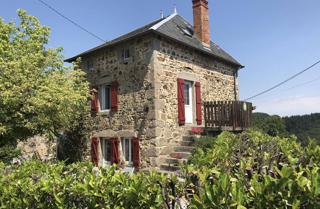 Family home with enclosed garden, fireplace, pets allowed and internet in Ferrières-sur-Sichon