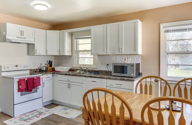 Family Home By Theme Park & Waterloo Arts District