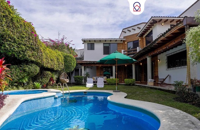 Family Home I Pool & Jacuzzi with Solar Heater