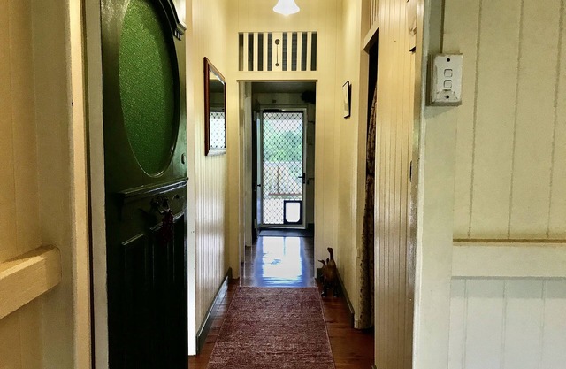 Family Home - Pets welcome . 15km to Australia Zoo, 20km to amazing beaches.