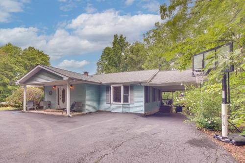 Family Home with Game Room! 1 Mi to Dale Hollow Lake