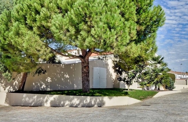 Family home with heated pool and garden