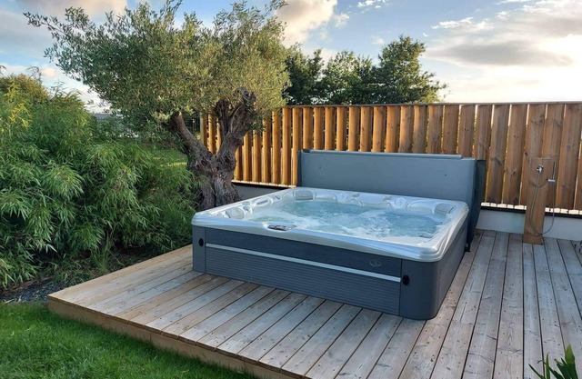 Family home with jacuzzi next to the Gulf of Morbihan