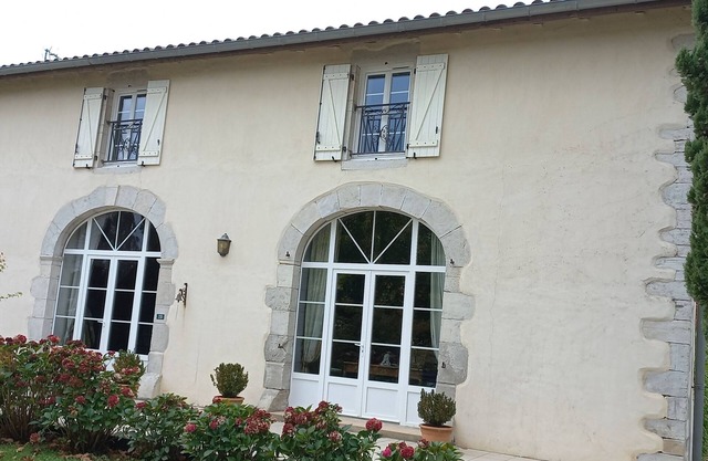 FAMILY HOME with swimming pool, 13 pers, near Basque & Landes coasts