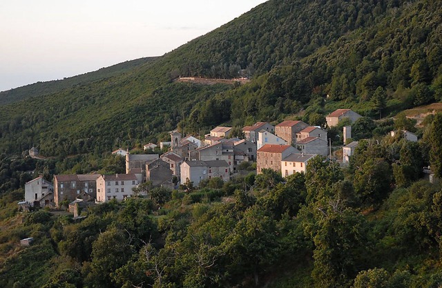 Family house between sea and mountain