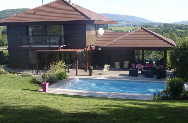 Family house for 8 people with swimming pool.