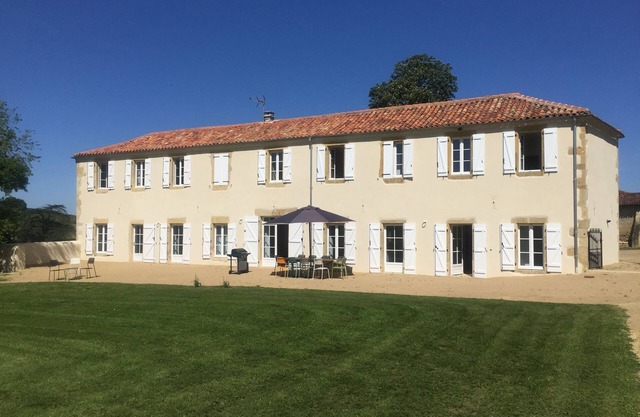 Family house with large garden, swimming pool and tennis court