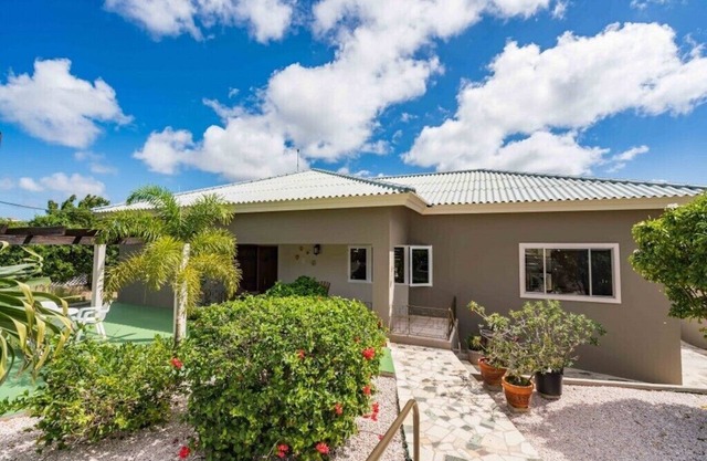 Family house with private pool