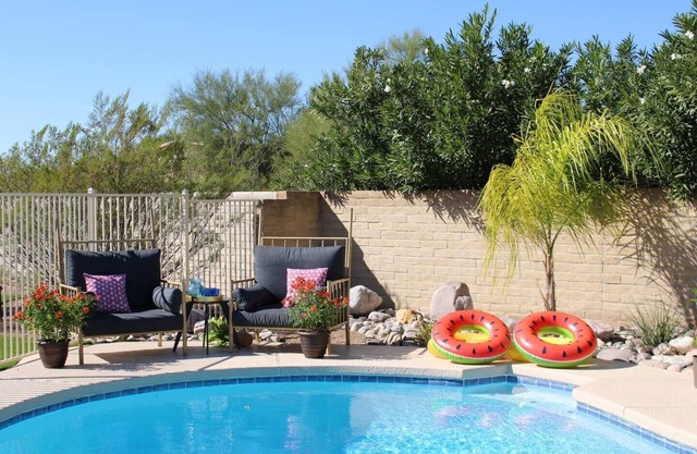 Family Oasis! Pool,hot tub,firepit,bikes! Near NP!