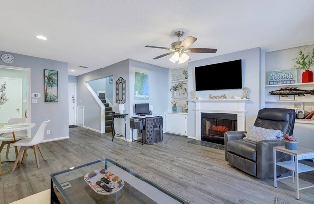 Family & pet-friendly, 2bed/2.5bath updated condo, 5 min to beach & Village