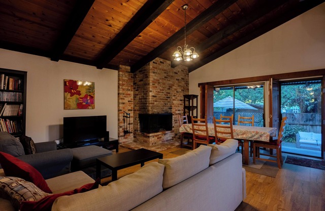 Family Retreat & Workspace! Near 30+ vineyards and Plaza! Parking. WiFi.