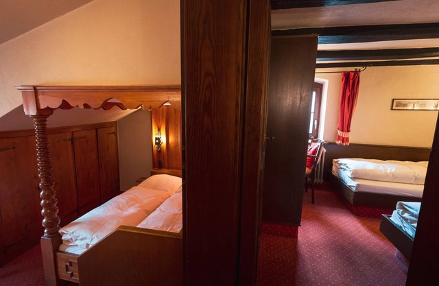 Family room Tower room with view of the castle courtyard - Hotel-Restaurant Burg Hornberg