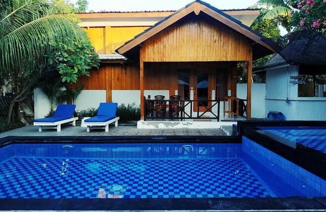 Family-sized bungalow with pool view