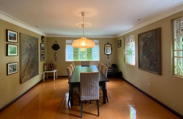 Family-sized unique private villa w/an office & kitchen, super close to the city