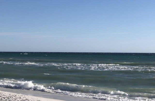 Family-sized townhome ,Pool, 5 mins walk to the beach !