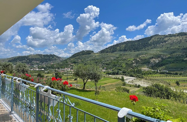 Family - sized villa , pet friendly , city and castle view with a big garden !