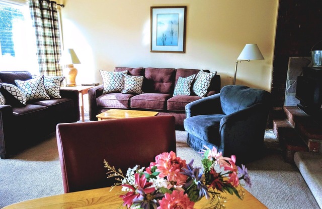 Family Style Mountain Condo 5 Minutes to North Conway! Amenities!