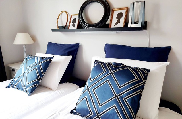 Family suite with 2 bedrooms, breakfast included, private lounge, near Laval and Château-Gontier