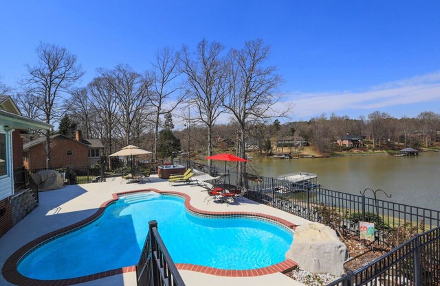 family vacation, BOATING, with heated pool Waterfront Lake wylie home -hot tub