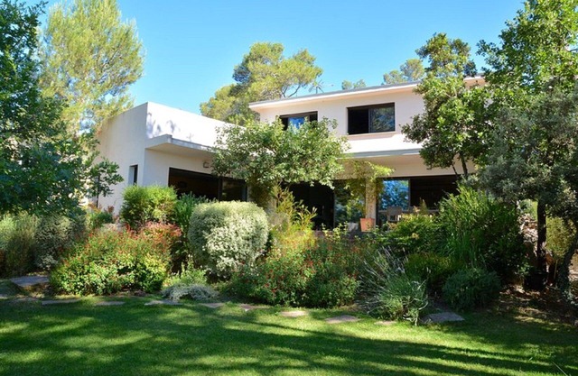 Family villa in the heart of the vineyards, heated swimming pool and garden