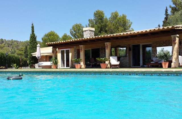 Family villa, spacious garden, swimming pool, playground, and absolute privacy.