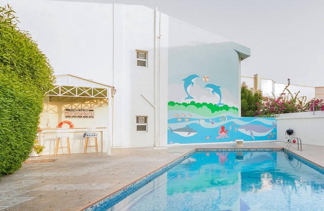 Family villa w/swimming pool, garden oasis, games room, bikes