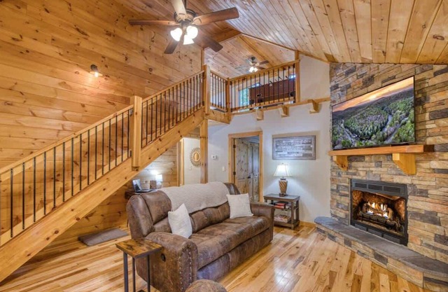 Famtastico - Game room, pets, hot tub, fire pit