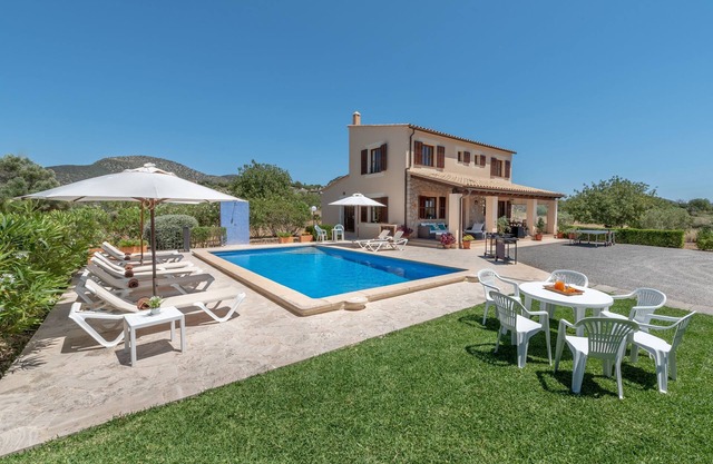 Fantastic Country House with Pool, Wi-Fi and Patio; Parking Available