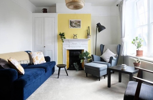 Fantastic 2BD Victorian Apt - 4 adults and 1 child