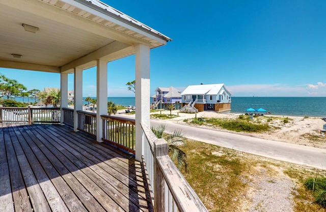 Fantastic beachfront home with full kitchen, central AC, & washer/dryer