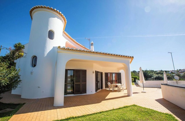 Fantastic breaks in the charming Villa Martinho in Carvoeiro Beach