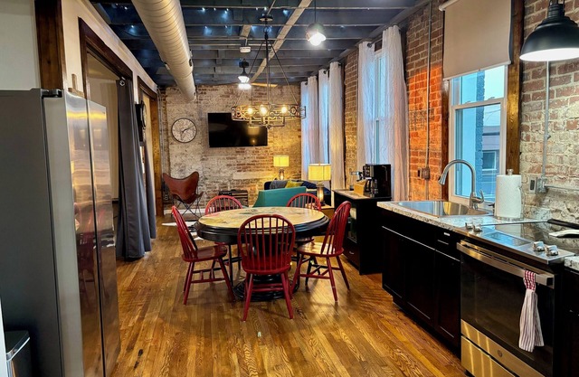 Fantastic, Eclectic, 2nd Floor Urban Loft located center of downtown Hohenwald