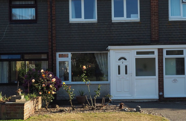 Fantastic location within easy walking distance of Beach, Park and Village.