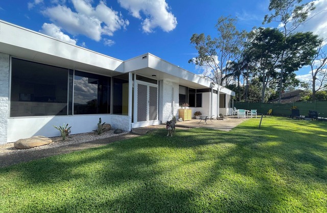 FANTASTIC MCM HOME OVERLOOKING MOUNT COOTHA AND BRISBANE CITY. PETS ALLOWED -