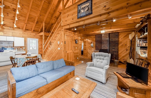 Fantastic retreat close to lake with nearby boat access & private beach - dog OK