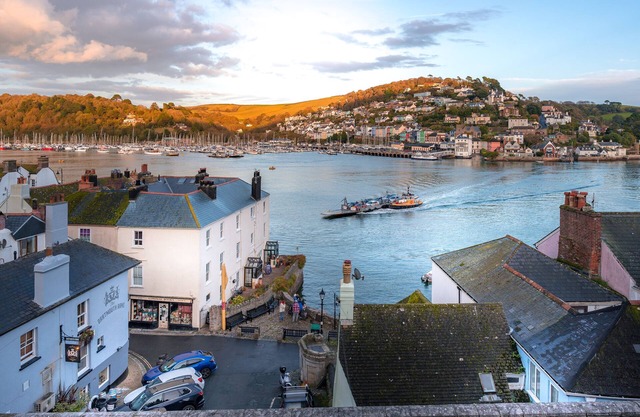Fantastic River Views from superbly positioned house almost on the level Sleeps6