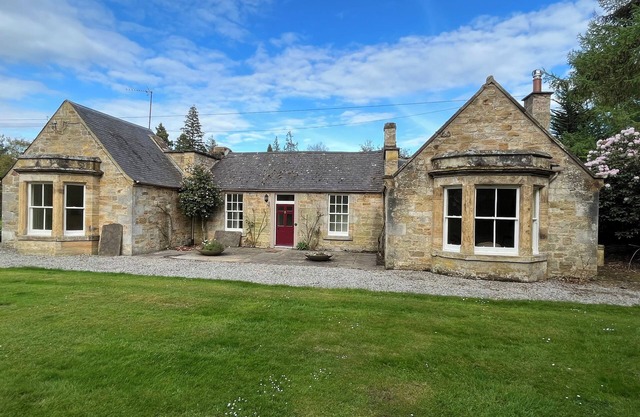 Fantastic Traditional yet Up-to-date Spacious Cottage Very Close to Edinburgh