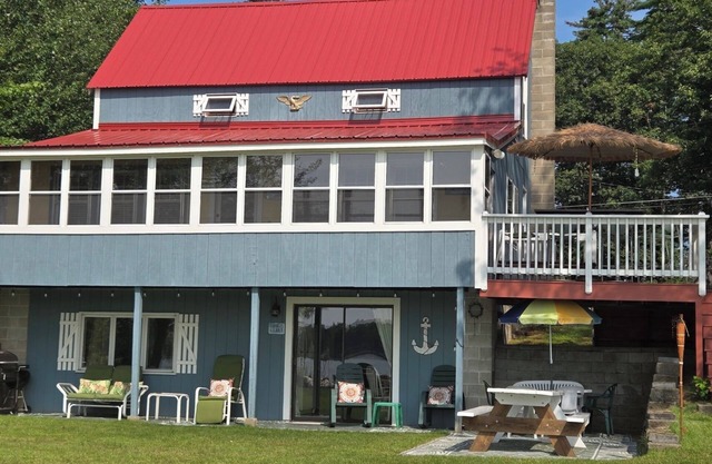 Fantastic Winnisquam lakefront home in Tilton!