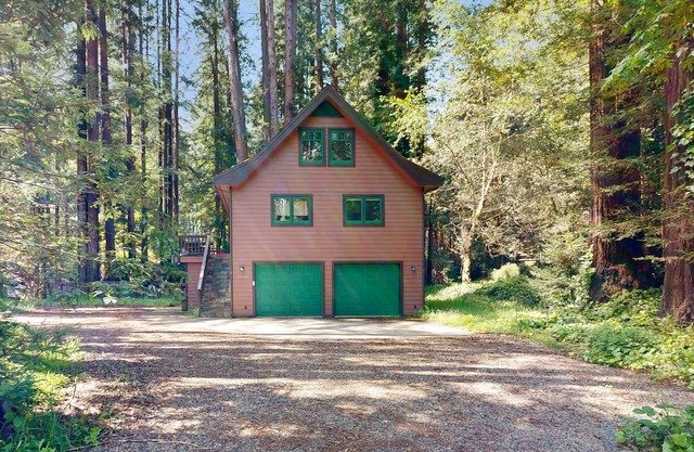 Fantastic Wooded Gem W/Private Hot Tub, Free WiFi, Furnished Deck, & Gas Grill