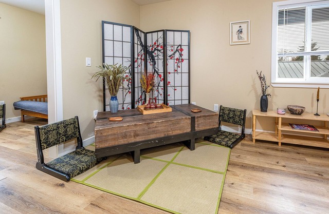 Far East Escape: Zen apartment, Japanese tea table