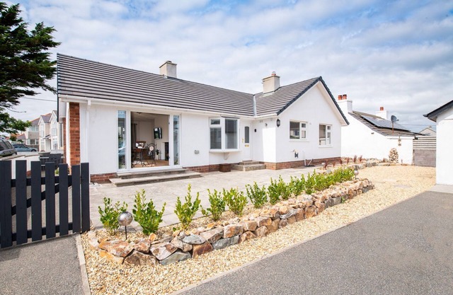 Faraway: Pet-friendly holiday home for 6 in Rhosneigr