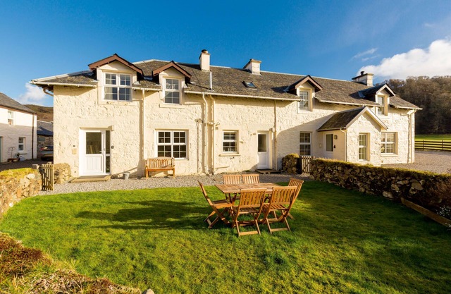 Farm Cottage 2 - a spacious house that sleeps up to 10 guests