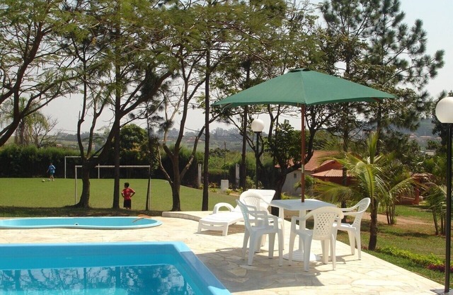 Farm with pool, barbecue, field football, snooker, t. m., p/30 people.