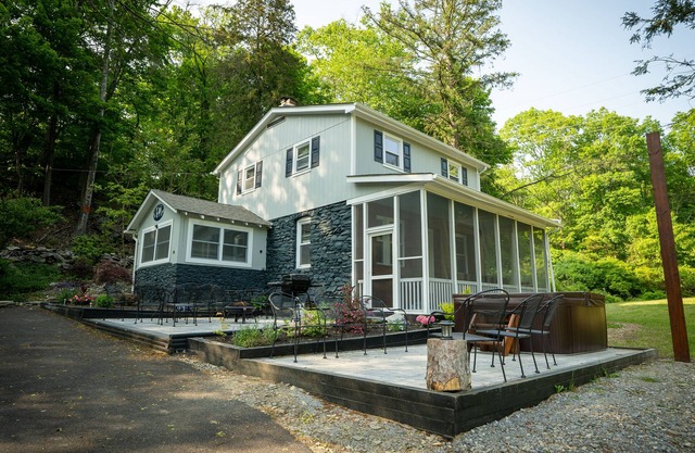 Farmhouse 1903 Renovated w Pond and Stream on Kittatiny Park