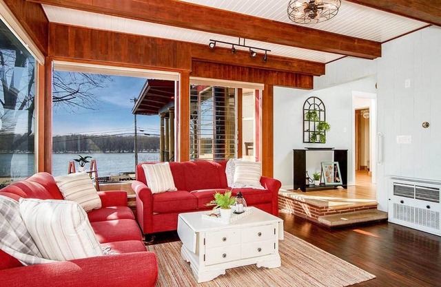 Farmhouse Apartment - River Road Historic Home