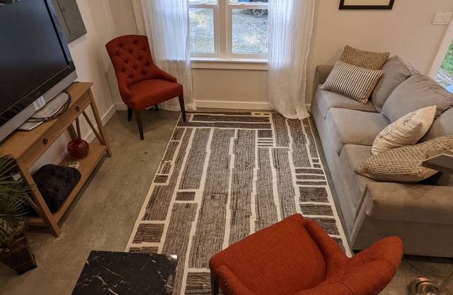Farmhouse Chic - 2 Bed, Luxe Finishes, huge yard