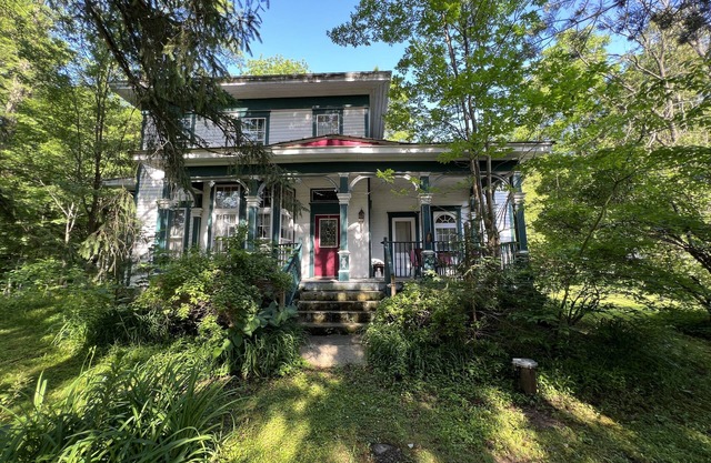 Farmhouse, Gateway to the Finger Lakes