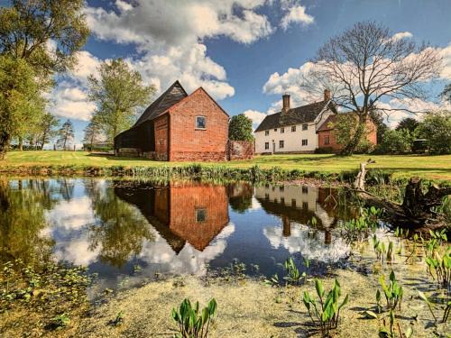 Farmhouse in Suffolk with wild swimming & hot tub