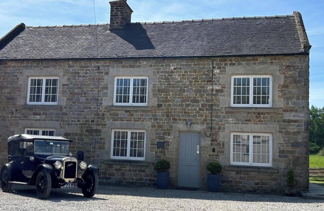 Farmhouse - Sleeps 6 - Pet friendly - Garden